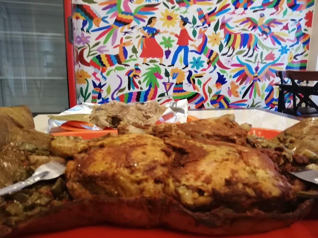 Mercado 8 De Julio con puestos de comida al aire libre, mostrando una chalupa crujiente en primer plano