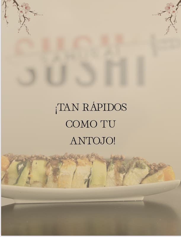 Interior de Yotsuba Sushi Norte con barra de sushi y luz cálida, mostrando un roll de atún y aguacate en primer plano