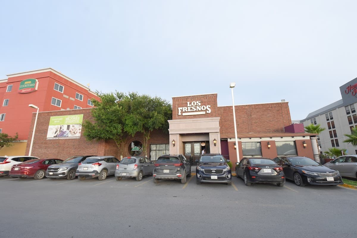 Vista del buffet de Won Korean BBQ & Grill con parrilla de carnes asadas y bandeja de sushi, iluminación cálida