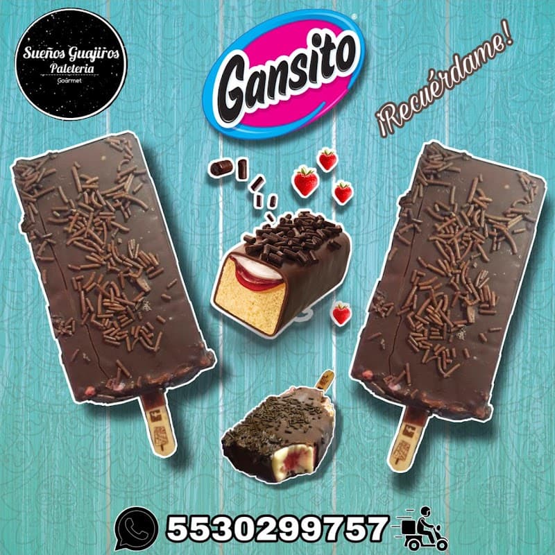 Paletería Sueños Guajiros – primer plano de una paleta de mango con chile sobre el mostrador colorido