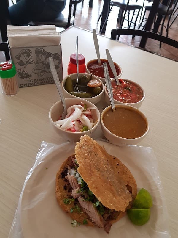 Carnitas Chimalhuacán Estilo Michoacán – fachada de la calle y mostrador con tacos de birria al vapor