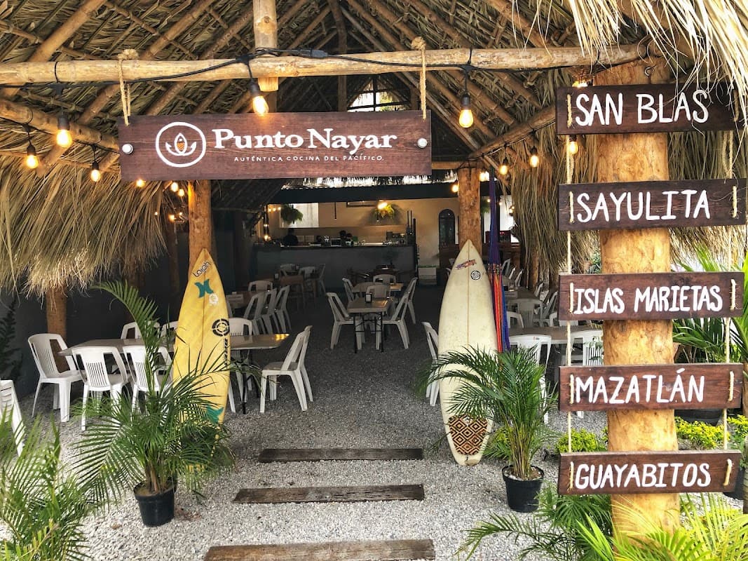 Fachada de PuntoNayar Restaurante De Mariscos en la calle B. Juárez, mostrando su letrero azul y la zona de mesas al aire libre
