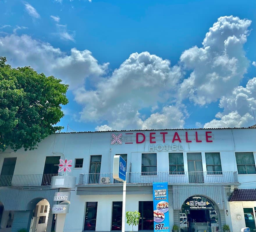 Exterior del Restaurante El Patio Ciudad Valles con su fachada colorida y mesas al aire libre
