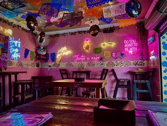 Frappé de frutas y crepes en El Rey de Las Conchas Chimalhuacán — mostrados en la barra con luz cálida