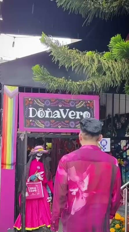 Fachada de Doña Vero en Eje Vial 2 poniente, mostrando el letrero colorido y la calle animada