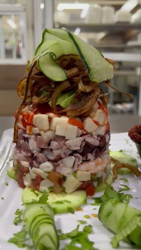 Los Primos Restaurante – vista del mostrador con camarones al ajillo y el interior luminoso del restaurante