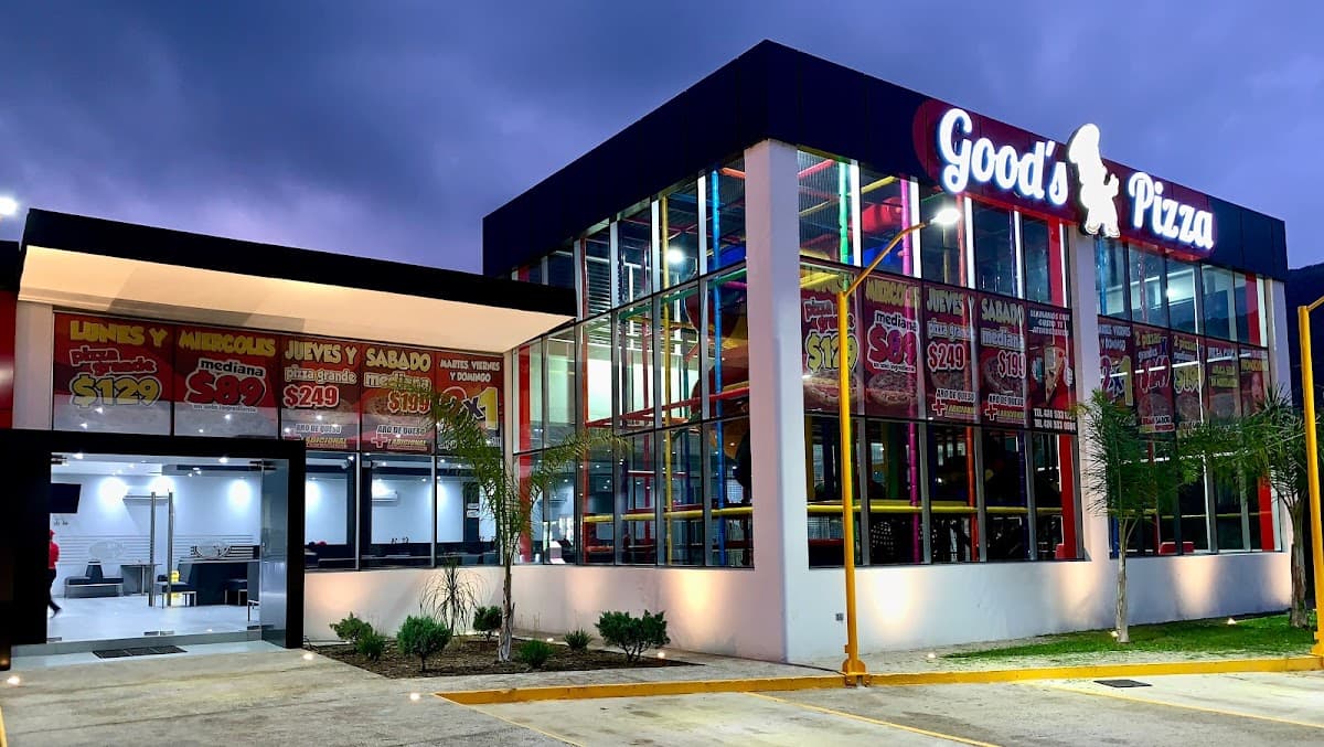 Good's Pizza Coalcomán — fachada colorida con mesas al aire libre y niños jugando en el área de juegos