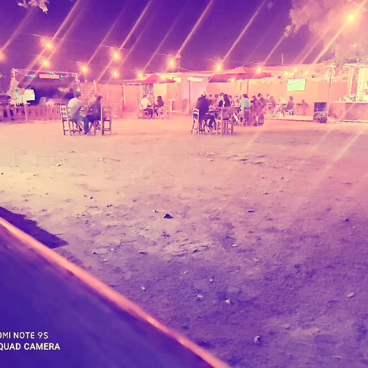 Fachada colorida y mesas al aire libre del Restaurante El "Rincón de las Flores" — vista completa del exterior