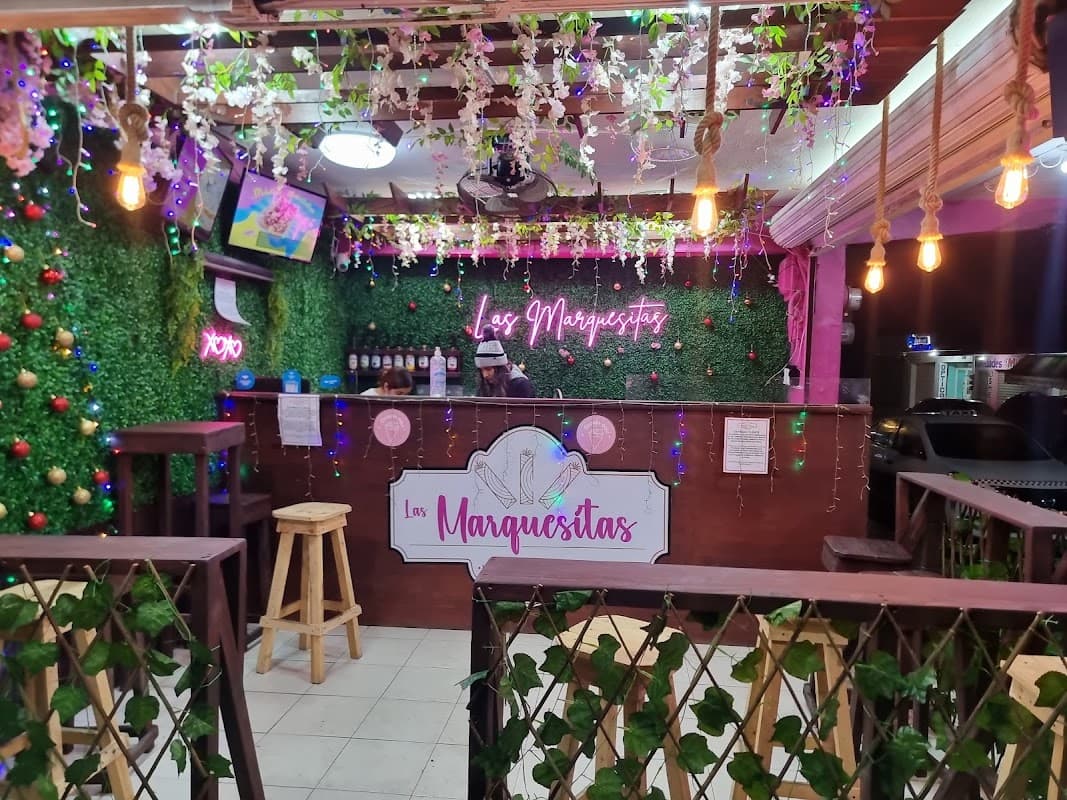 Exterior del Comedor Los Huastecos con su fachada colorida y clientes en la terraza — foto de ambiente