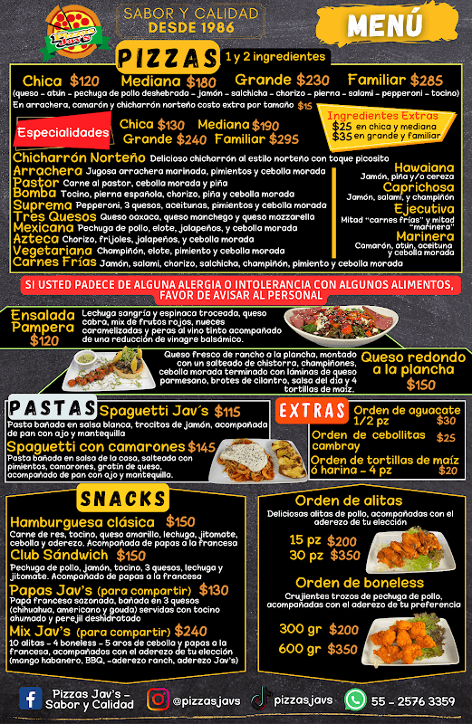 Pizza de arrachera en Pizzas Jav's - Sabor y Calidad, mostrada en la terraza con luz nocturna