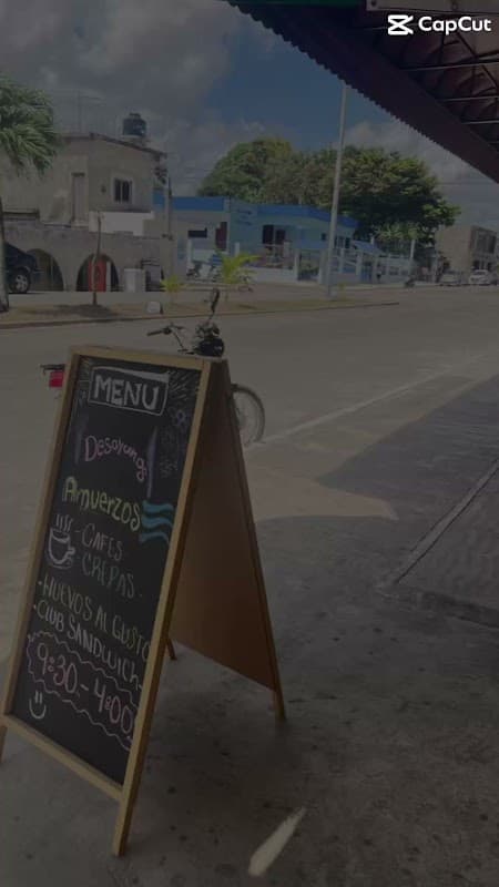 Fachada de Yom's Coffee Shop en la esquina de Av. Benito Juárez, mostrando su letrero y la calle transitada