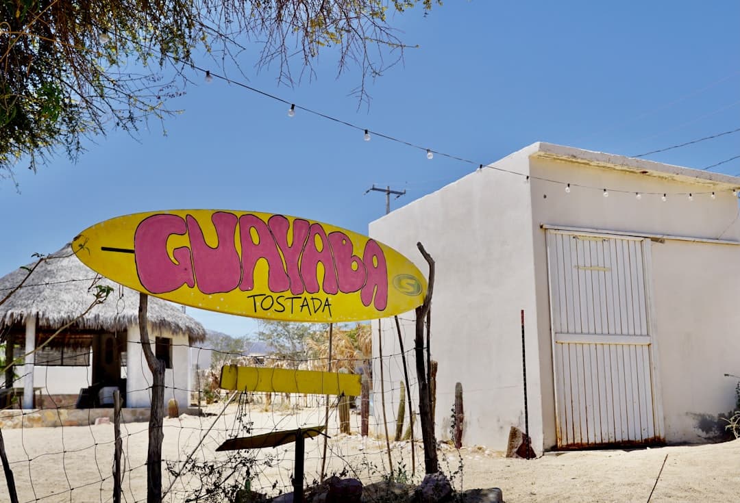 A restaurant sign points to "guayaba tostada".