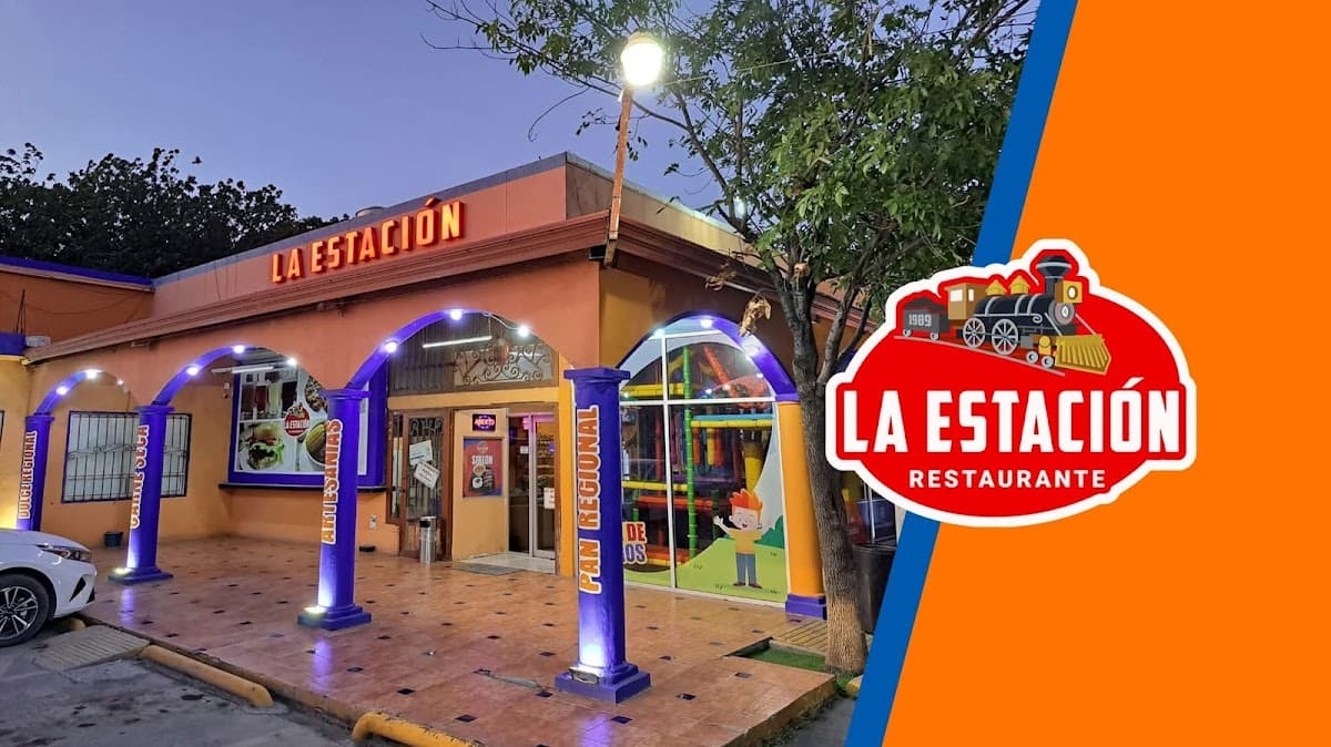 Fachada de Restaurante la Estación con su letrero y mesas al aire libre bajo la luz de la mañana