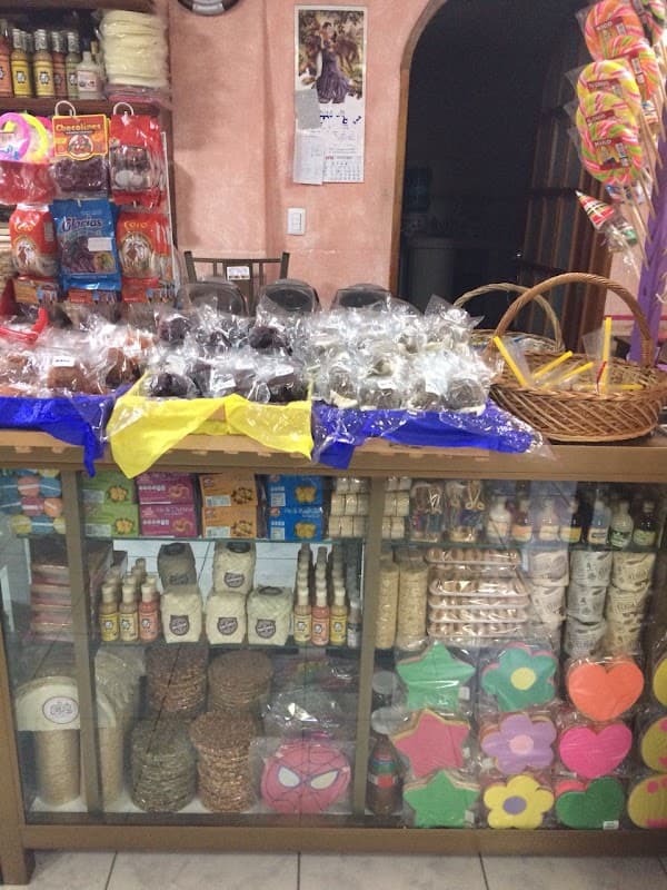 Mostrador de Dulces Esther con cocada y guayaba en almíbar — primer plano de los dulces