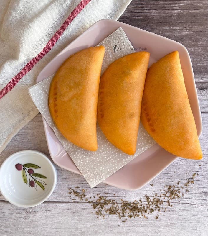 Don Crunchy - Delicias Crujientes- con su mostrador de empanadas crujientes y el letrero rojo brillante en Av. Reolín Barejon 34