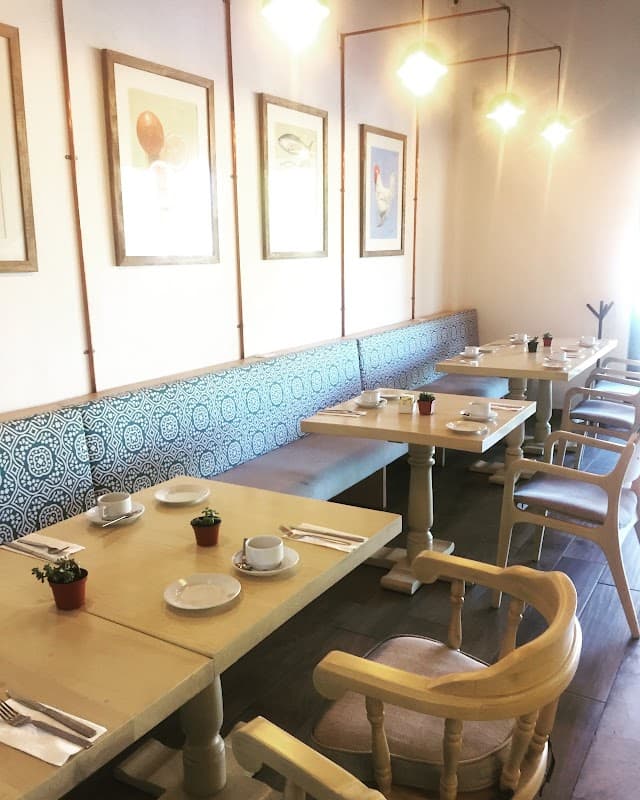 Pescados y Mariscos Marcos con su mostrador de ostiones frescos y una tabla de mariscos al fondo — vista amplia