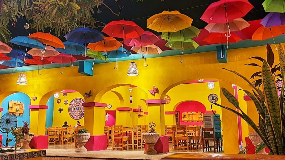 Fachada de María Bonita Mocorito en la esquina de Miguel Hidalgo y Antonio Rosales, con su letrero iluminado y clientes entrando