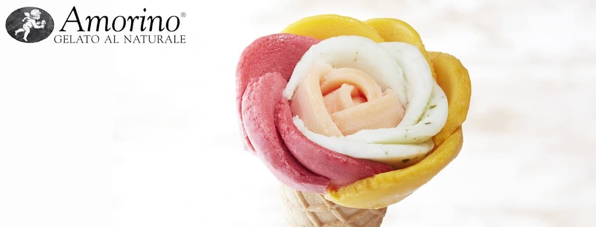 Cono de flor de Amorino en la fachada de Rio Missouri 555 — primer plano del cono con flores comestibles