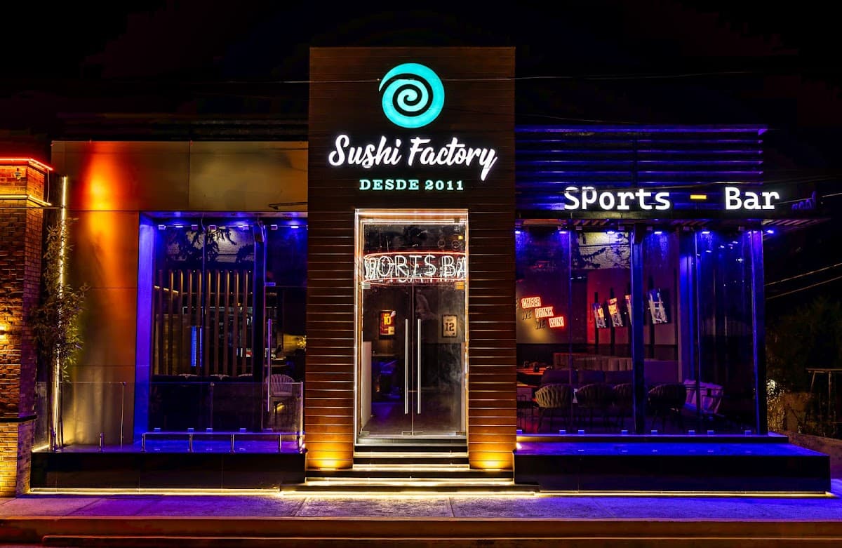 Exterior iluminado de Sushi Factory Nacozari con una tabla de sushi fresca en primer plano