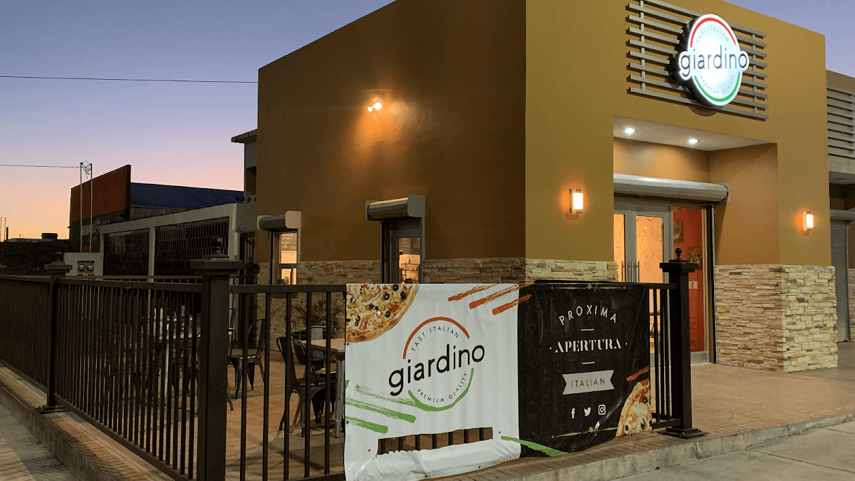 Pizza margherita recién salida del horno en Giardino Fast Italian — enfoque en la masa y el queso fundido