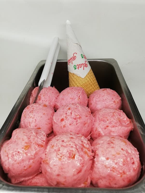 Gelato Reforma mostrando su mostrador con varios sabores de gelato y clientes disfrutando en mesas al aire libre