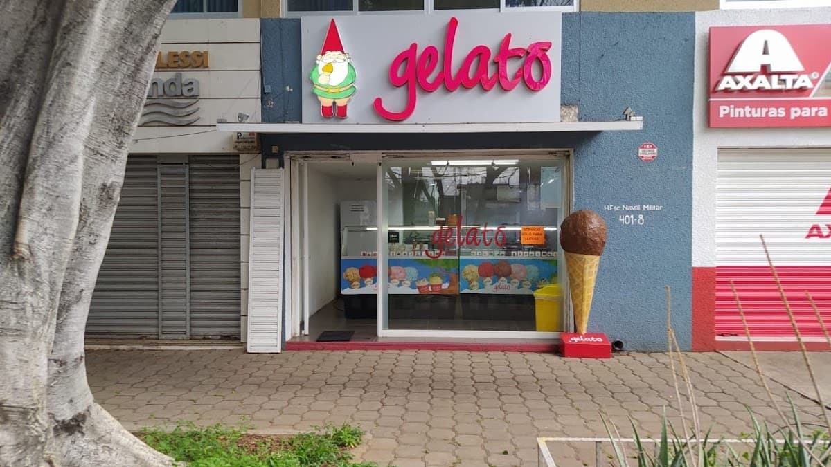 Fachada de Gelato Reforma en la calle Reforma, con su letrero colorido y el mostrador de helados bajo la luz del atardecer