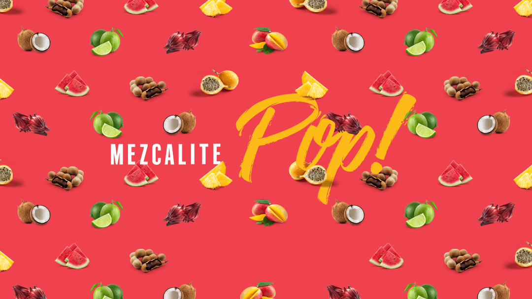 Frente colorido de Mezcalite POP! con su mostrador de helados de sabores tropicales, como tamarindo y chile, bajo la luz del sol de la calle Porfirio Díaz