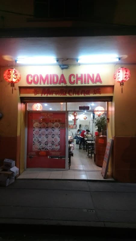 Fachada iluminada de Muralla China en Guadalupe Victoria 113, con el letrero rojo y clientes entrando al atardecer