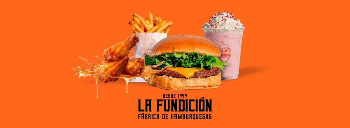 Fachada de Hamburguesas La Fundición Atzompa con letrero rojo iluminado y clientes en la fila