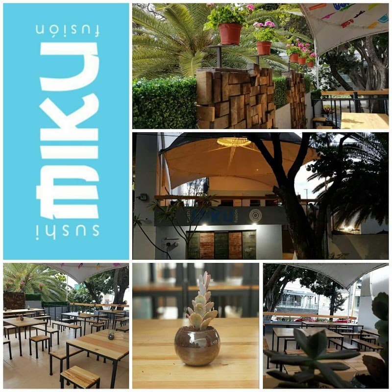 Exterior de Sushi Miku Fusión Reforma en C. Violetas 416, mostrando la fachada iluminada al atardecer y la entrada con el letrero del restaurante