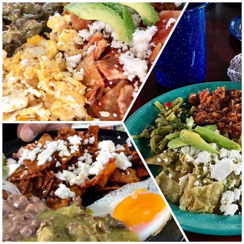 Tarascas Restaurante exterior con letrero y mesas al aire libre, mostrando platos de chilaquiles y café de olla