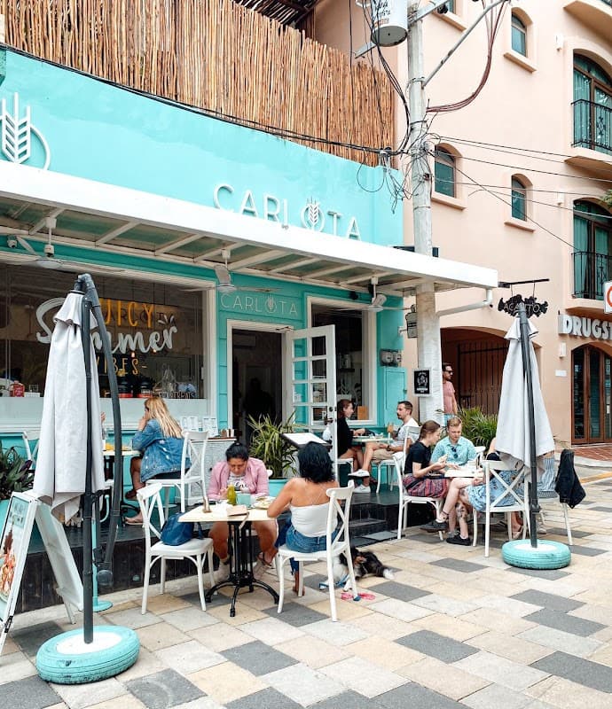 Desayuno bajo el sol de Playa: Carlota Home Bakery