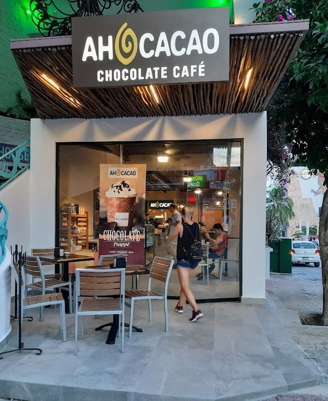 Interior de Ah Cacao Chocolate Café con mostrador de chocolate y pastel de zanahoria en primer plano