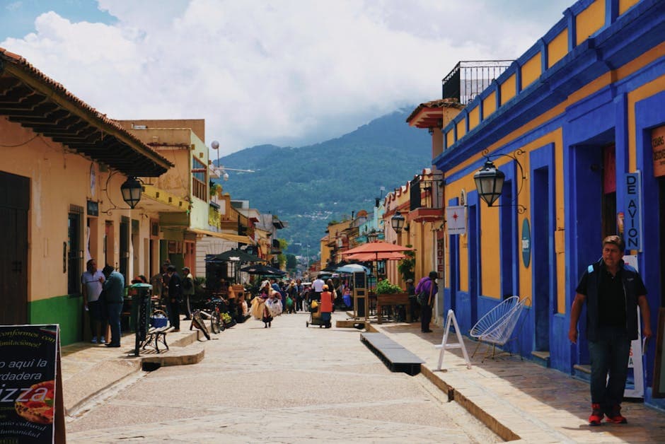 A vibrant street scene showcasing colorful colonial architecture in San Cristóbal de las Casas, México.