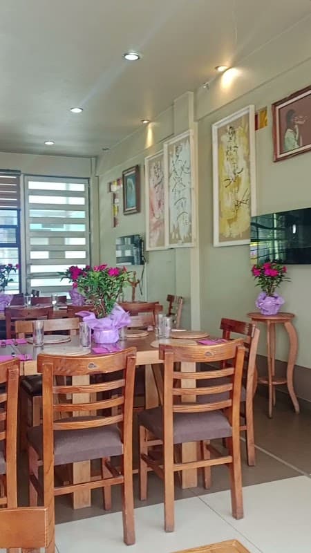 Interior de Cocina Local by Patricia Seg con mesas de madera y plato de tacos al pastor — vista del comedor y la presentación
