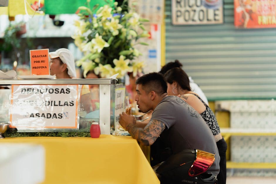 People enjoying street food in Ciudad de México, showcasing vibrant urban culture.