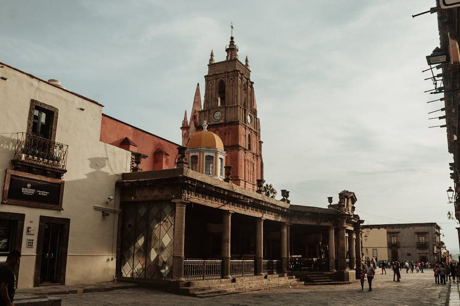 Capture of urban street scene in San Miguel de Allende, featuring colonial architecture and local landmarks.