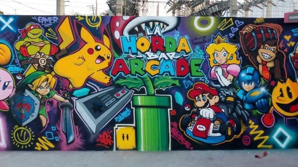 Exterior de La Horda Bar Arcade Sanico con luces de neón y entrada principal