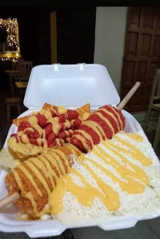 Jamming desayunos y hamburguesas con pancakes apilados y una hamburguesa jugosa en la mesa del frente