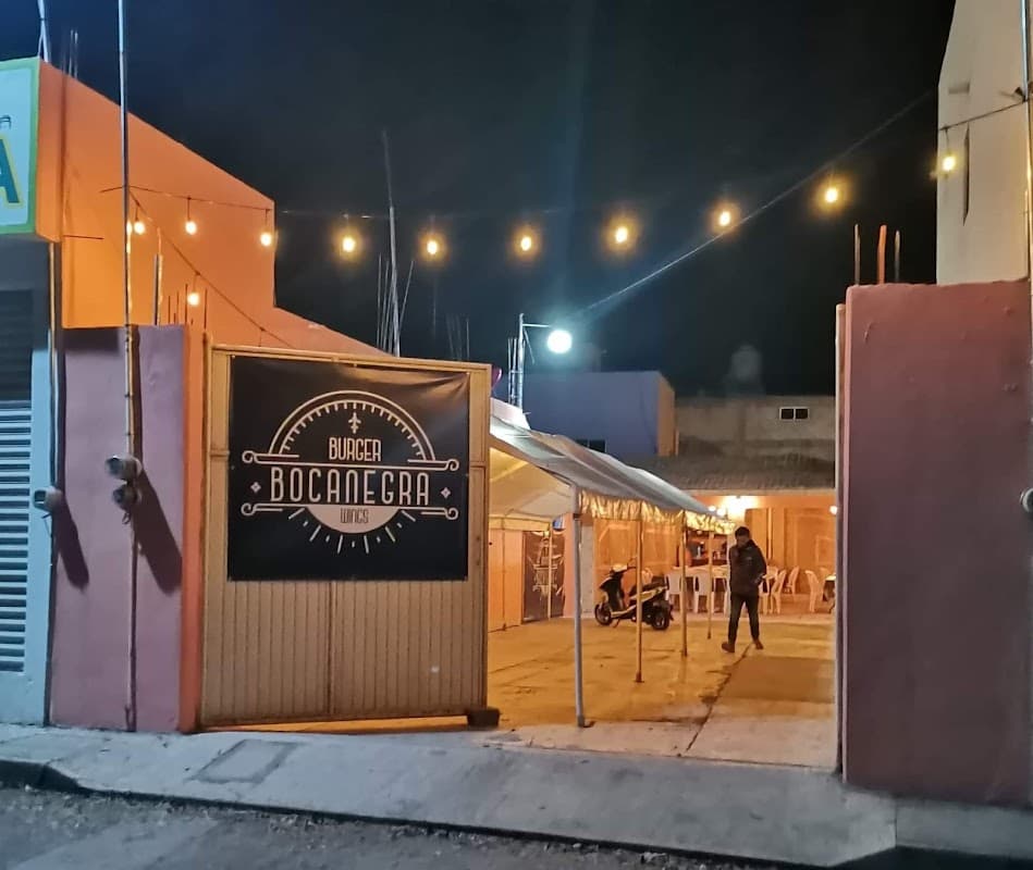 Barbacoa La Desviación con cordero asado y tortillas hechas a mano sobre el comal — vista cercana del plato