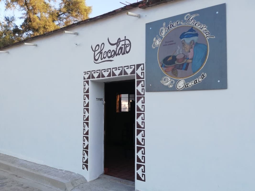 Barra de mezcal con botellas de agave y luces cálidas en Casa Mezcal Oro de Oaxaca — interior ambientado