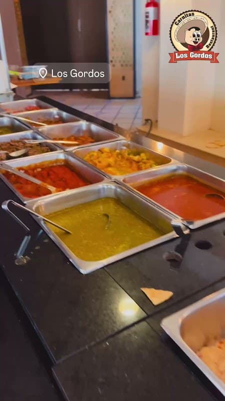 Plato de costillas con salsa y papas fritas en Los Gordos — vista del plato con detalle de la salsa