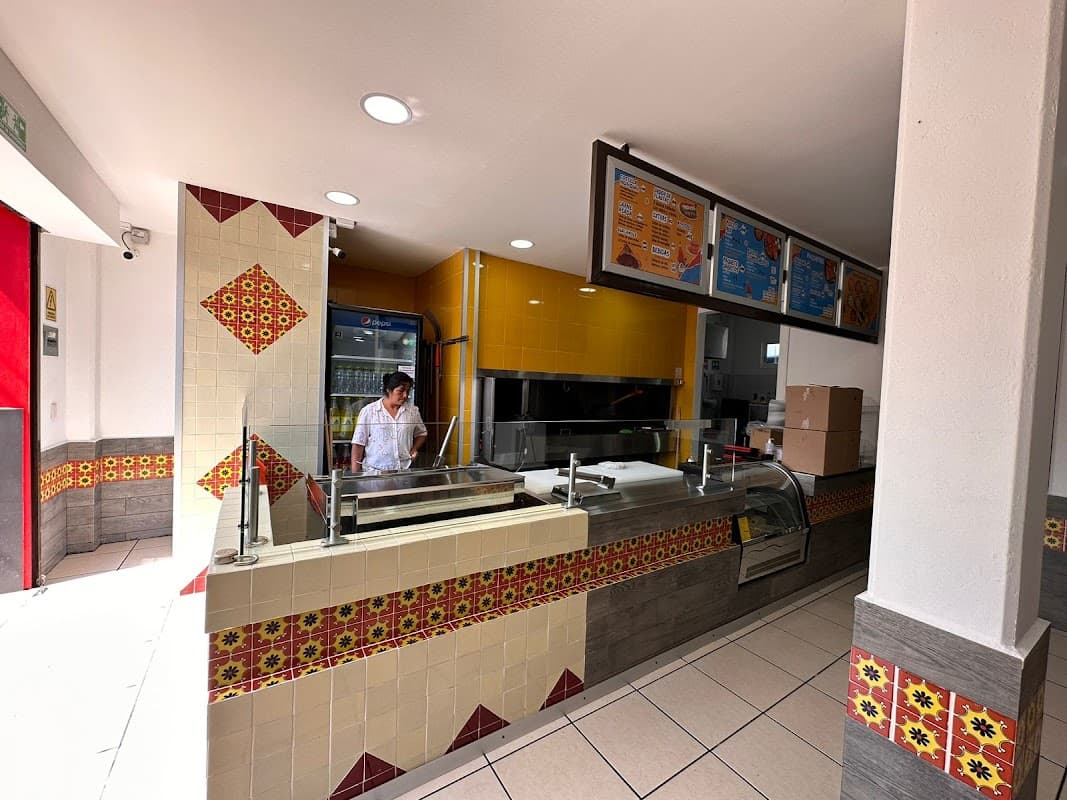 Mostrando el mostrador y una bandeja de pollo frito en Pollo Feliz Tepeaca — vista frontal del local