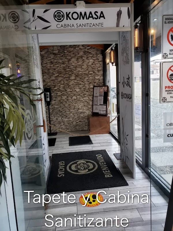 Sawa Sushi Tijuana – vista del mostrador de sushi con chefs preparando rollos, enfoque en platos de atún y camarón