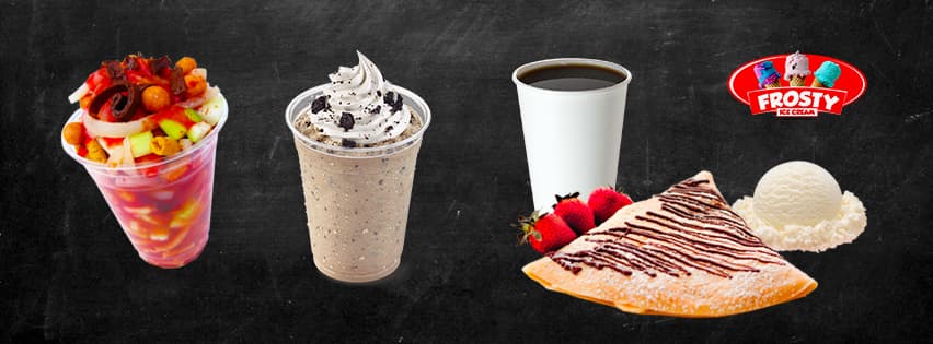 Fachada iluminada de ICE CREAM 42 FLAVORS con vitrinas de colores y una fila de conos bajo la luz nocturna