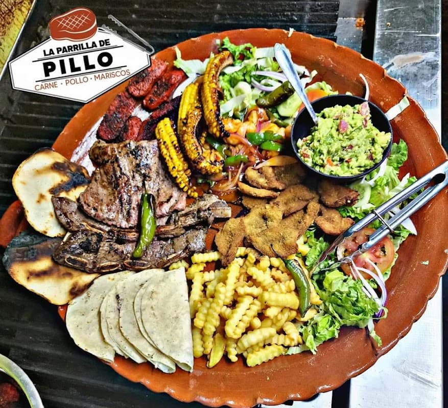 Exterior de La Parrilla de Pillo con su colorida marquesina y parrilla encendida