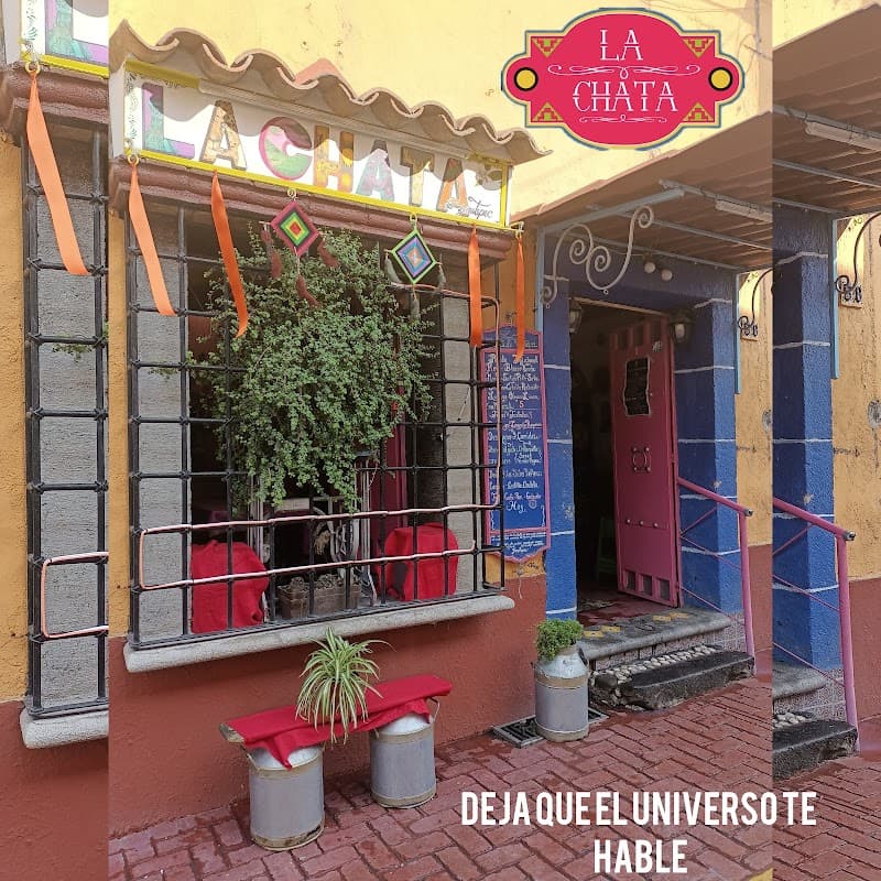 Exterior colorido de Pozolería La Chata de Yautepec con su letrero tradicional y clientes disfrutando un plato de pozole rojo