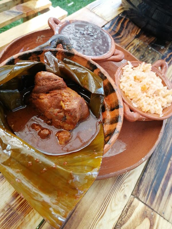 Cecina De Yecapixtla — vista del mostrador con cecina y tortillas al lado del letrero exterior