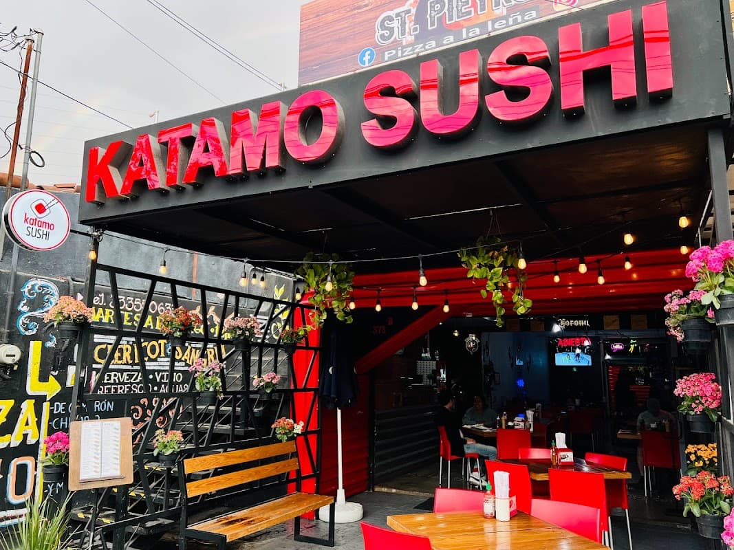 Exterior de Yukí con su letrero rojo y una tabla de sushi fresca al frente