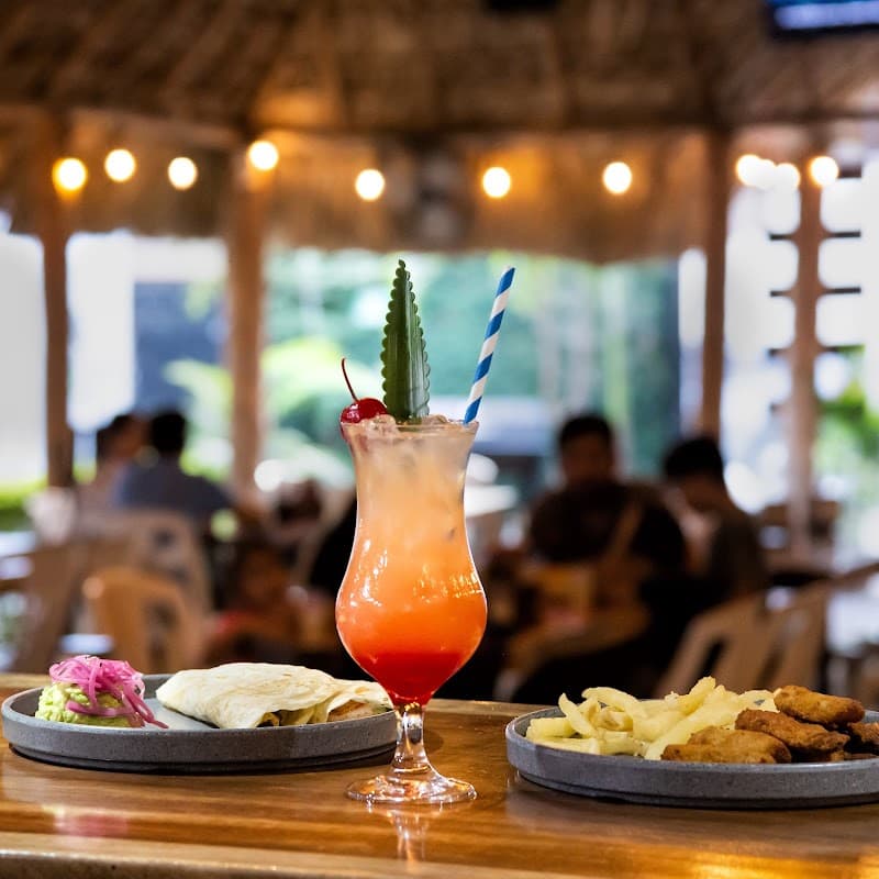 PuntoNayar Restaurante De Mariscos – vista exterior del local en la calle B. Juárez con su letrero rojo y mesas al aire libre